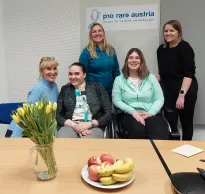 Das Bild zeigt 5 Mitglieder von Young Rare. Fotocredit: Pro Rare Austria