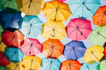 viele bunte Regenschirme
