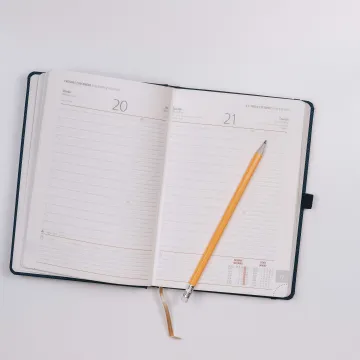 Offenes Buch mit Stift