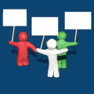 Menschen mit Schildern