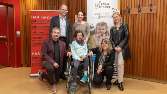 @Michael Kristen Das Bild zeigt 6 Personen und das Roll-up des Vereins.